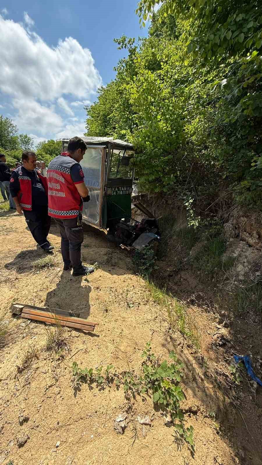 Sakarya'da tarım aracı su kanalına savruldu: 2 yaralı