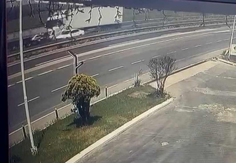 Tekirdağ'da feci kaza kamerada: İki tırın arasında kalan araçtan sağ çıktı