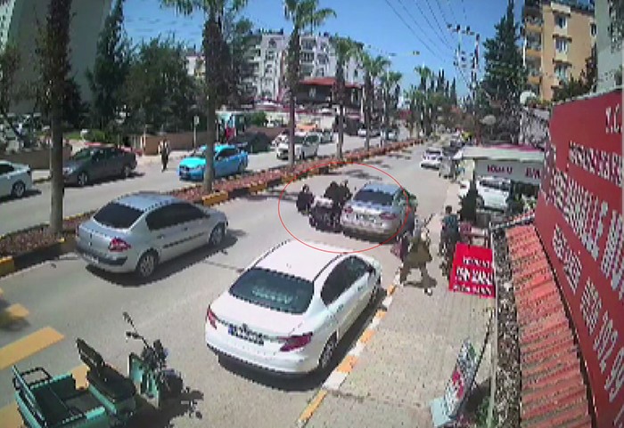 Park halindeki araca çarparak mopedden yere savrulan biri çocuk 2 kişi, sürücünün dikkatiyle ezilmekten kurtuldu