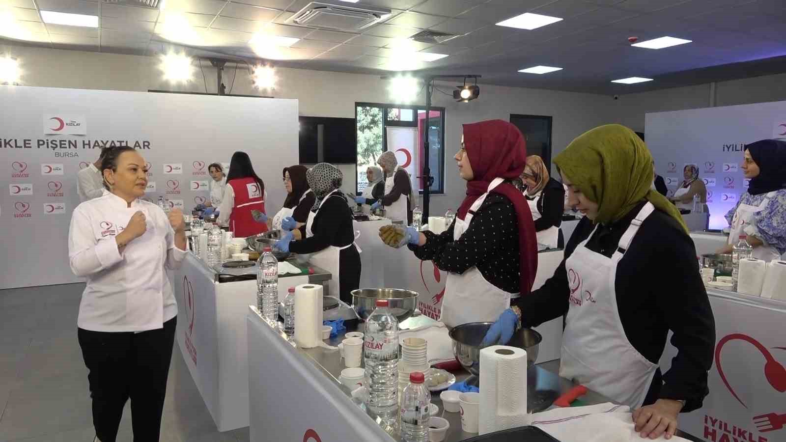 Türk Kızılay'ın 'iyilikle pişen hayatlar' atölyesi Bursa'da kadınlarla buluştu