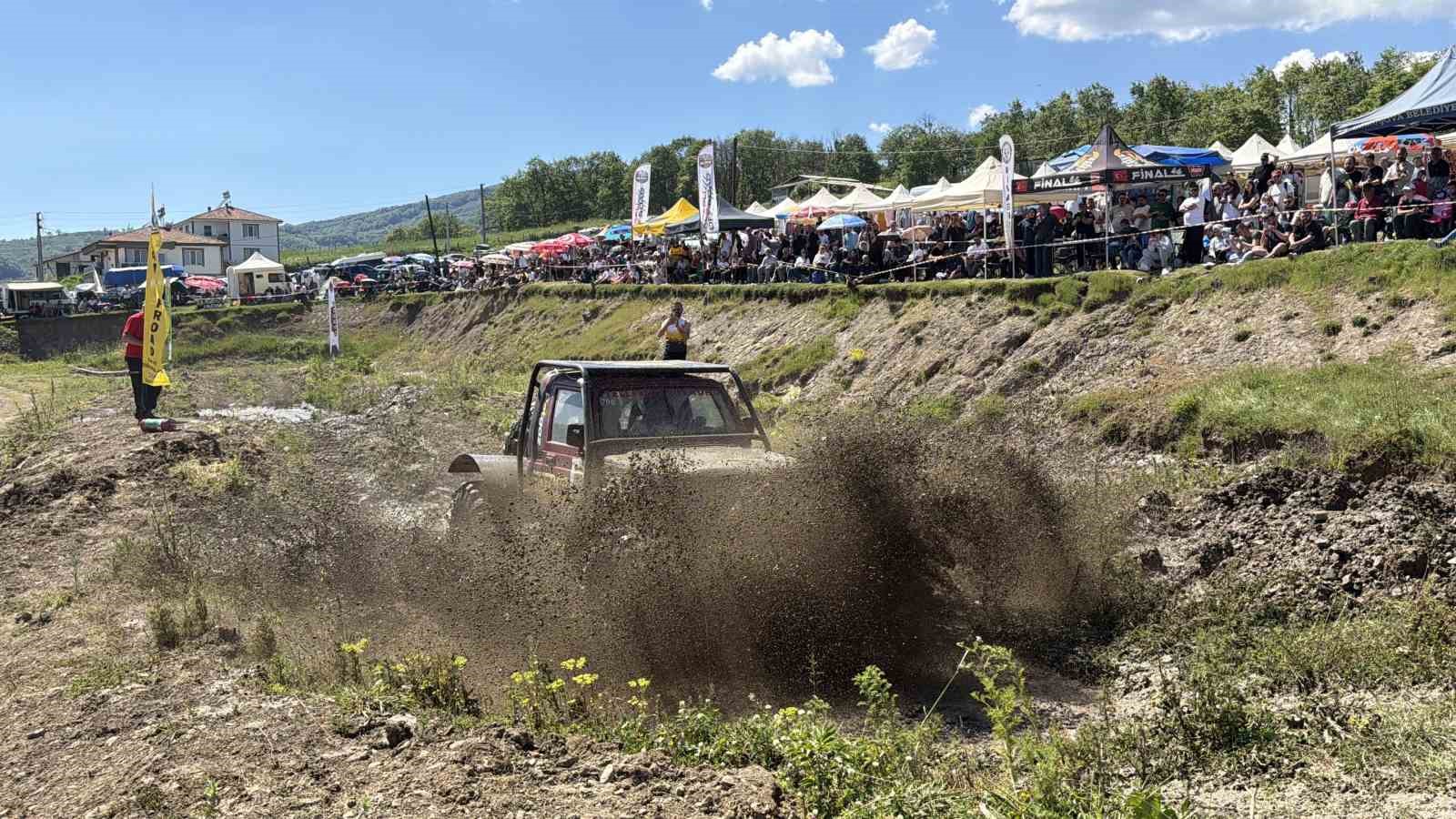Düzce'de Off-Road festivali nefes kesti: 60 araç zorlu parkurda yarıştı
