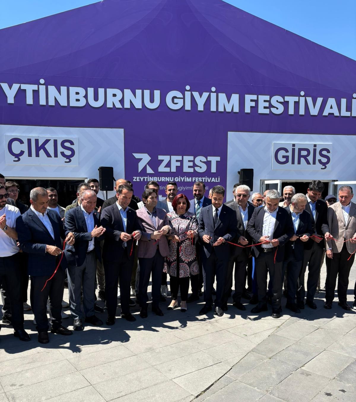 Zeytinburnu'nda giyim festivaline yoğun ilgi