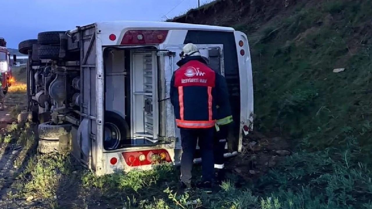 Van'da emniyet personelini taşıyan midibüs devrildi: 4 yaralı