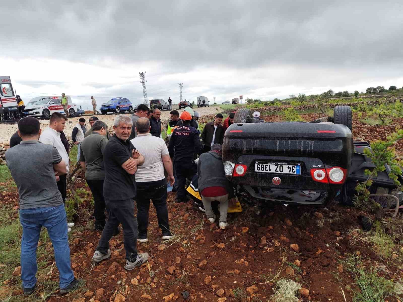 Mardin'de otomobil devrildi: 1 ölü, 2 yaralı