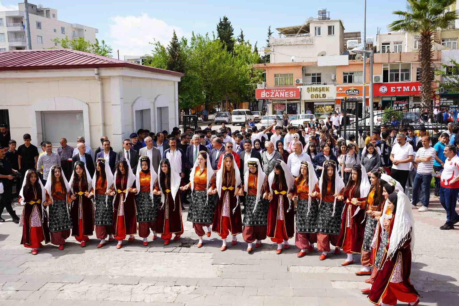Kahta'da 'Gençlik Haftası' yürüyüşü