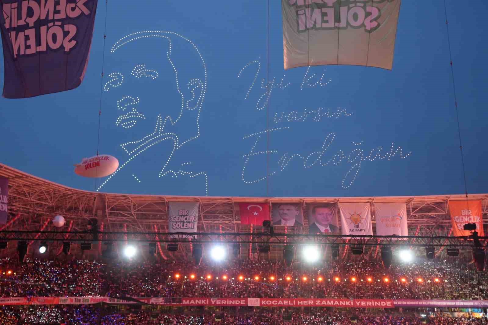Kocaeli semalarında dronlarla 'AK Parti' ve 'Cumhurbaşkanı Erdoğan' koreografisi