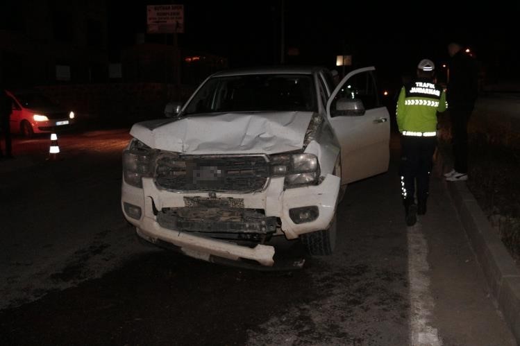 Cizre'de kamyonet otomobile arkadan çarptı: 2 yaralı