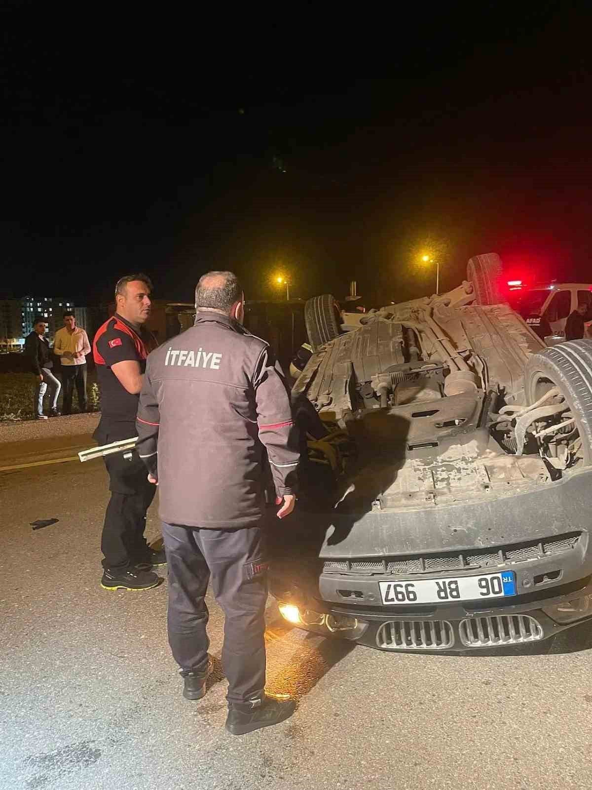 Ambulans ile otomobil çarpıştı: 4 yaralı