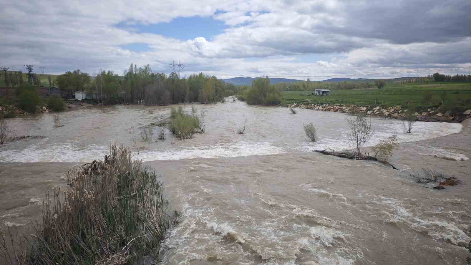 Türkiye'nin en uzun nehri Kızılırmak'ı besleyen Yıldız Irmağı coştu