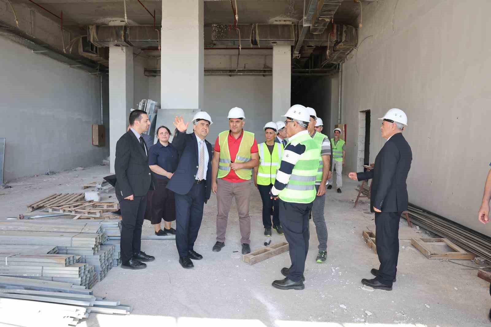 Rektör Kent, Diş Hekimliği Fakültesi hastahane binası inşaatında incelemelerde bulundu