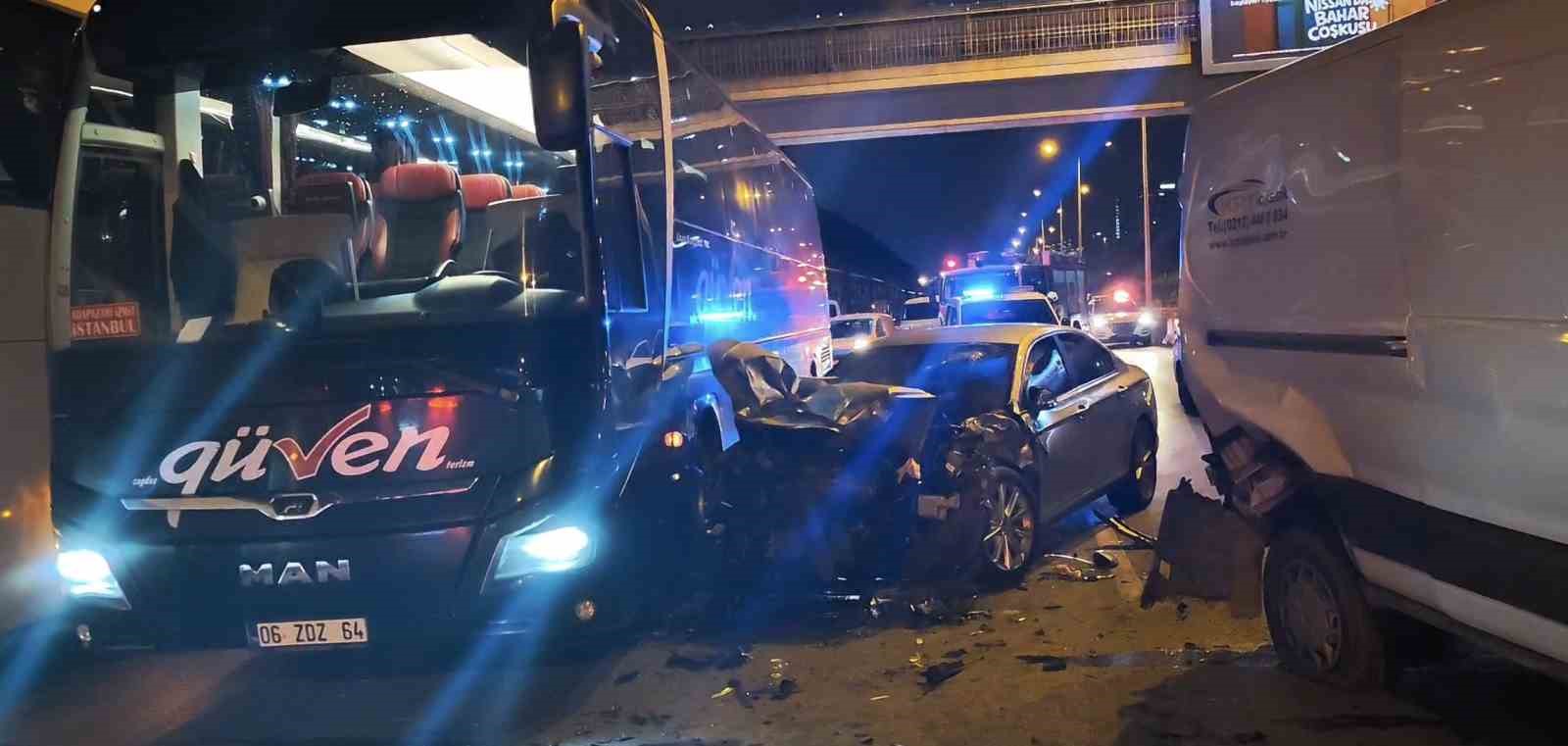 Ataşehir'de zincirleme kaza: Alkolü sürücü otobüse çarparak durabildi