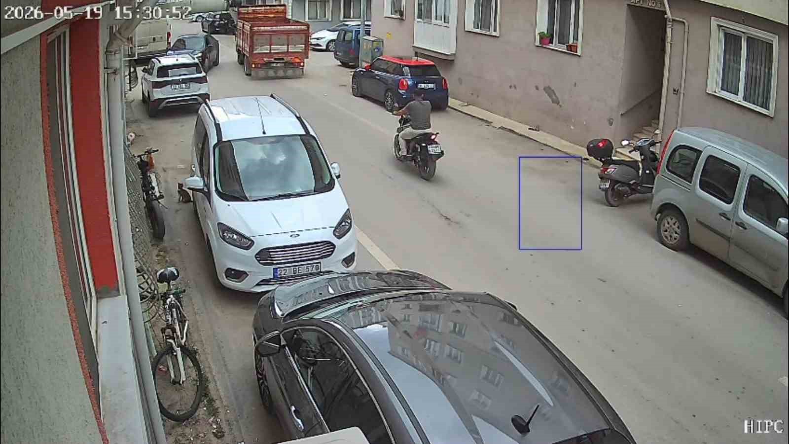 Aynı sokakta yarım saat arayla iki kaza kameralara yansıdı