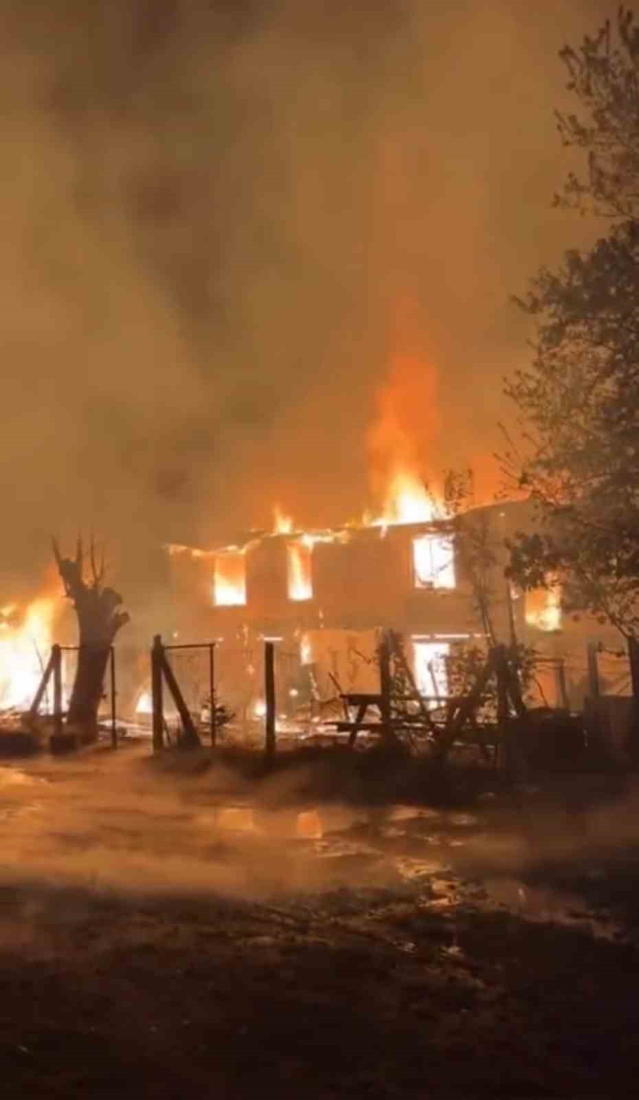 Karabük'te korkutan yangın : 2 ev ve samanlık kül oldu