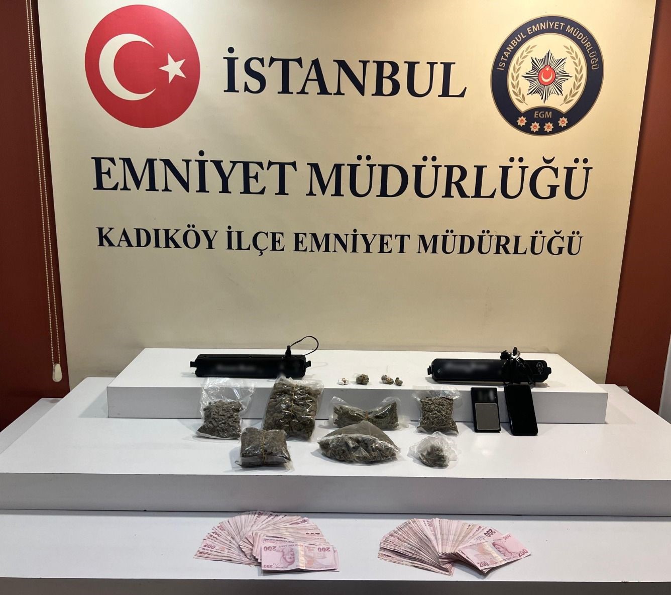 Kadıköy'de narkotik operasyonu: İş yerindeki gizli bölmeden uyuşturucu çıktı