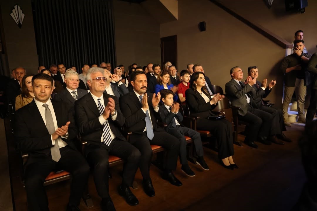 Tarihe tanıklık eden meclis binasında ilk perde 'Bu Da Geçer Ya Hu' adlı tiyatro oyunuyla açıldı