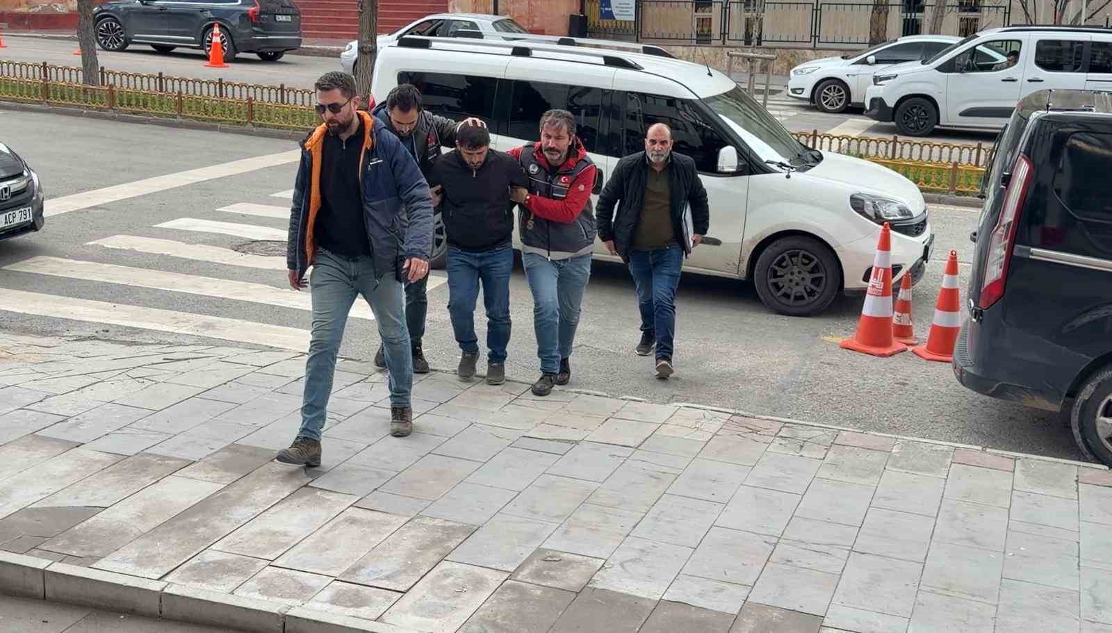 1 kişiyi öldürüp 1 kişiyi vuran şüpheli adliyeye sevk edildi