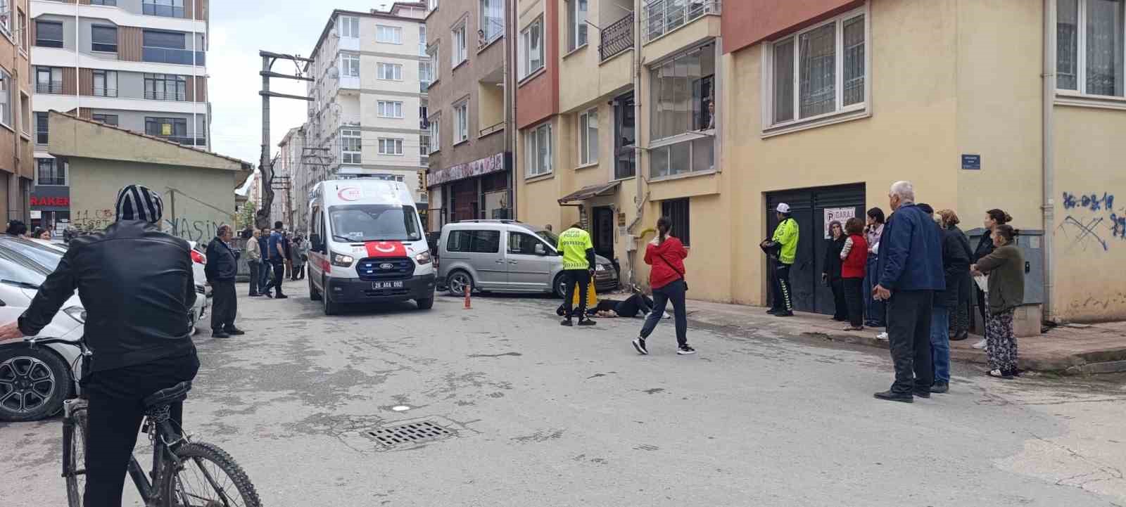 Eskişehir'de araç yayalara çarptı: 2'si ağır 3 yaralı