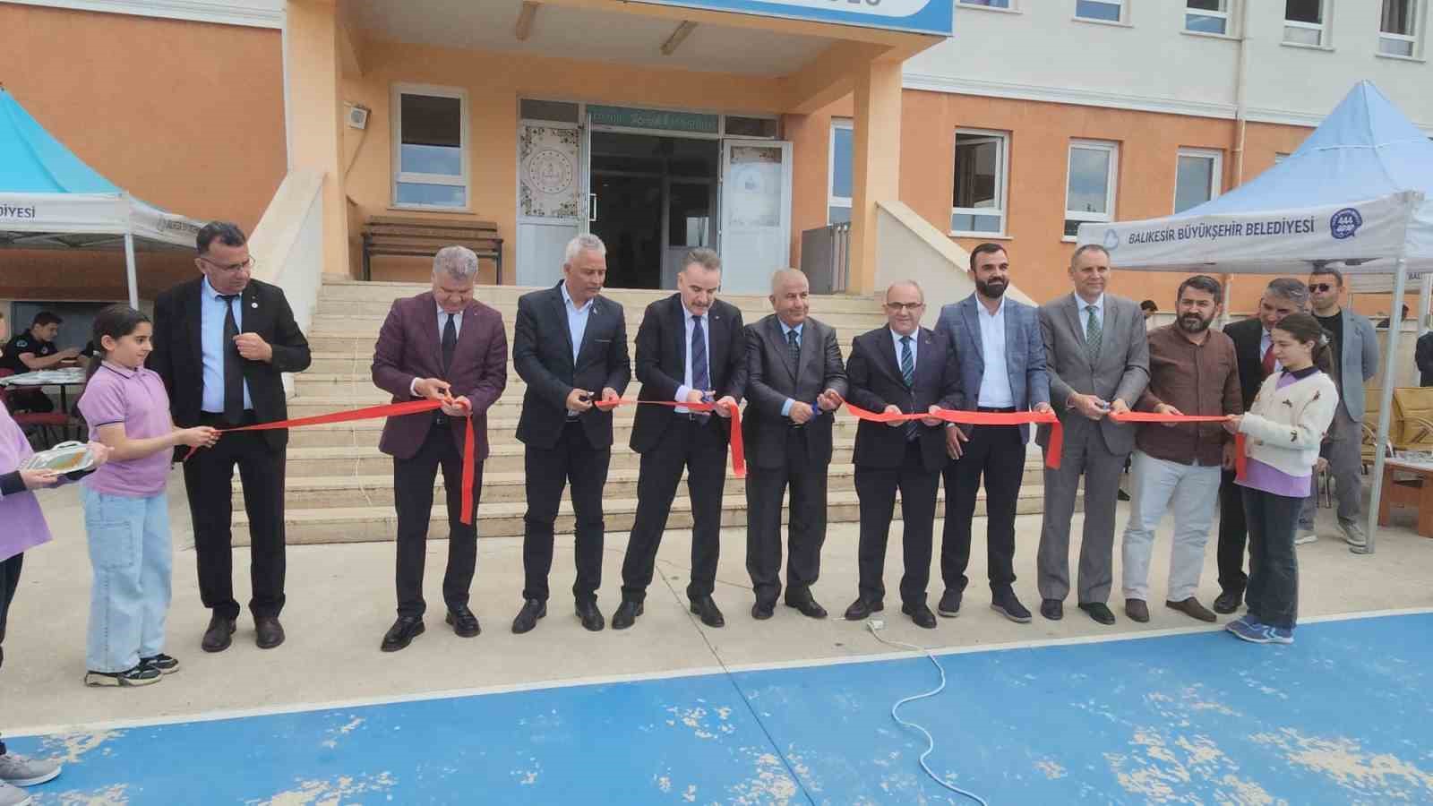 Edremit'te 'Vakti Kuşanmak' sergisi açıldı