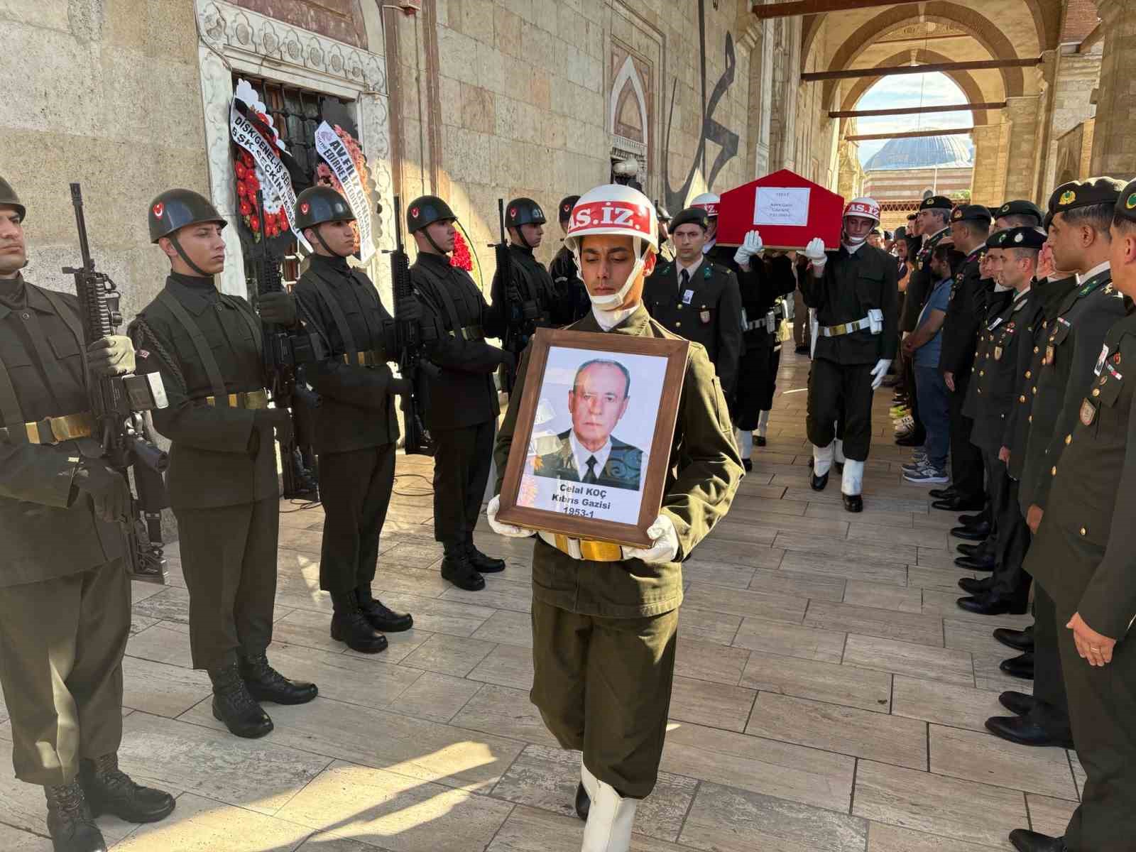 Edirne'de Kıbrıs Gazisi Celal Koç son yolculuğuna uğurlandı