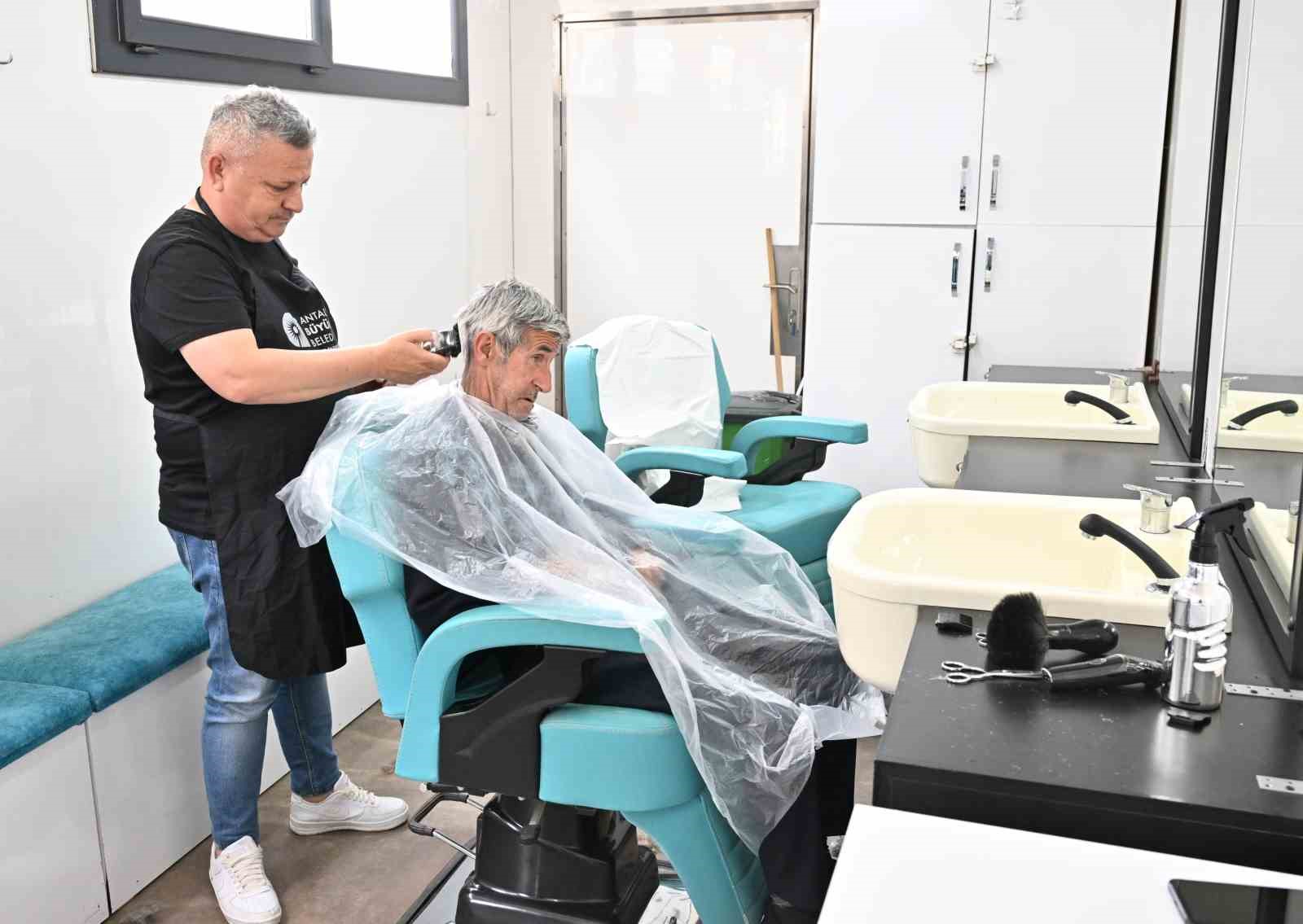 'Mobil Kuaför'den huzurevi sakinlerine bayram tıraşı