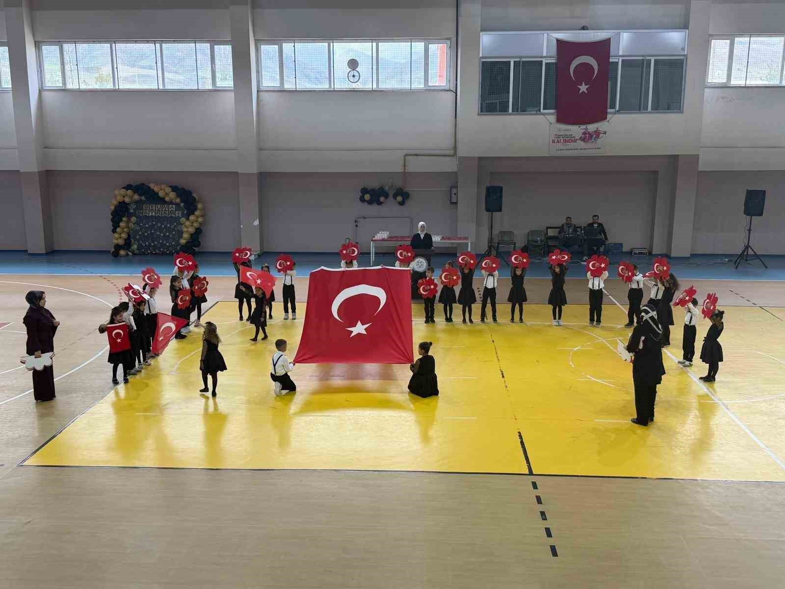Kağızman'da okuma bayramı coşkusu: Minik öğrencilerden muhteşem gösteri