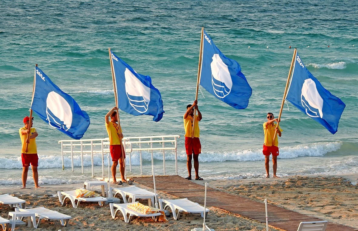 Çeşme'de 13 plaj ve 2 marinada Mavi Bayrak dalgalanacak