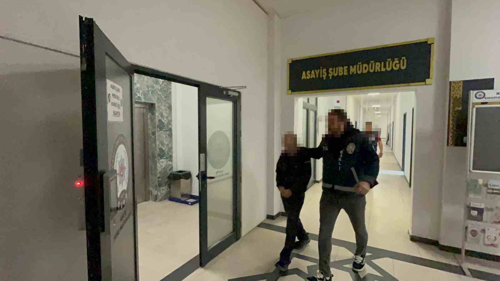 Evlerden hırsızlık yapan şüpheli kiralık araçla kaçarken yakalandı