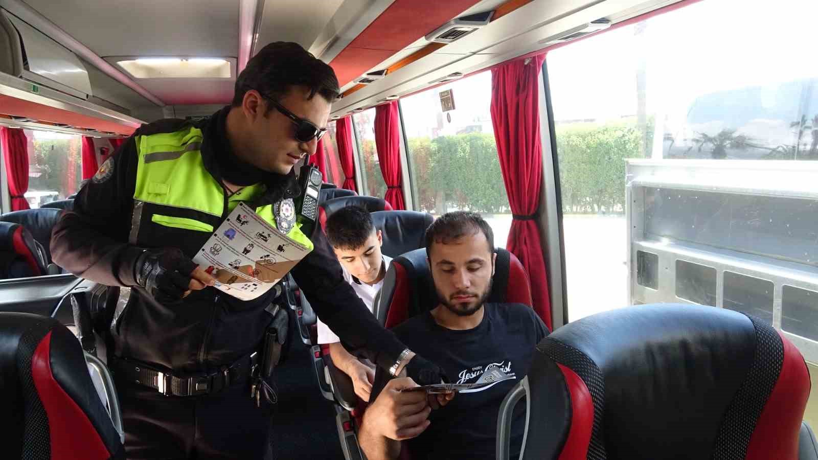 Bayram yolculuğuna çıkan vatandaşlar emniyet kemeri takılması konusunda bilgilendirildi