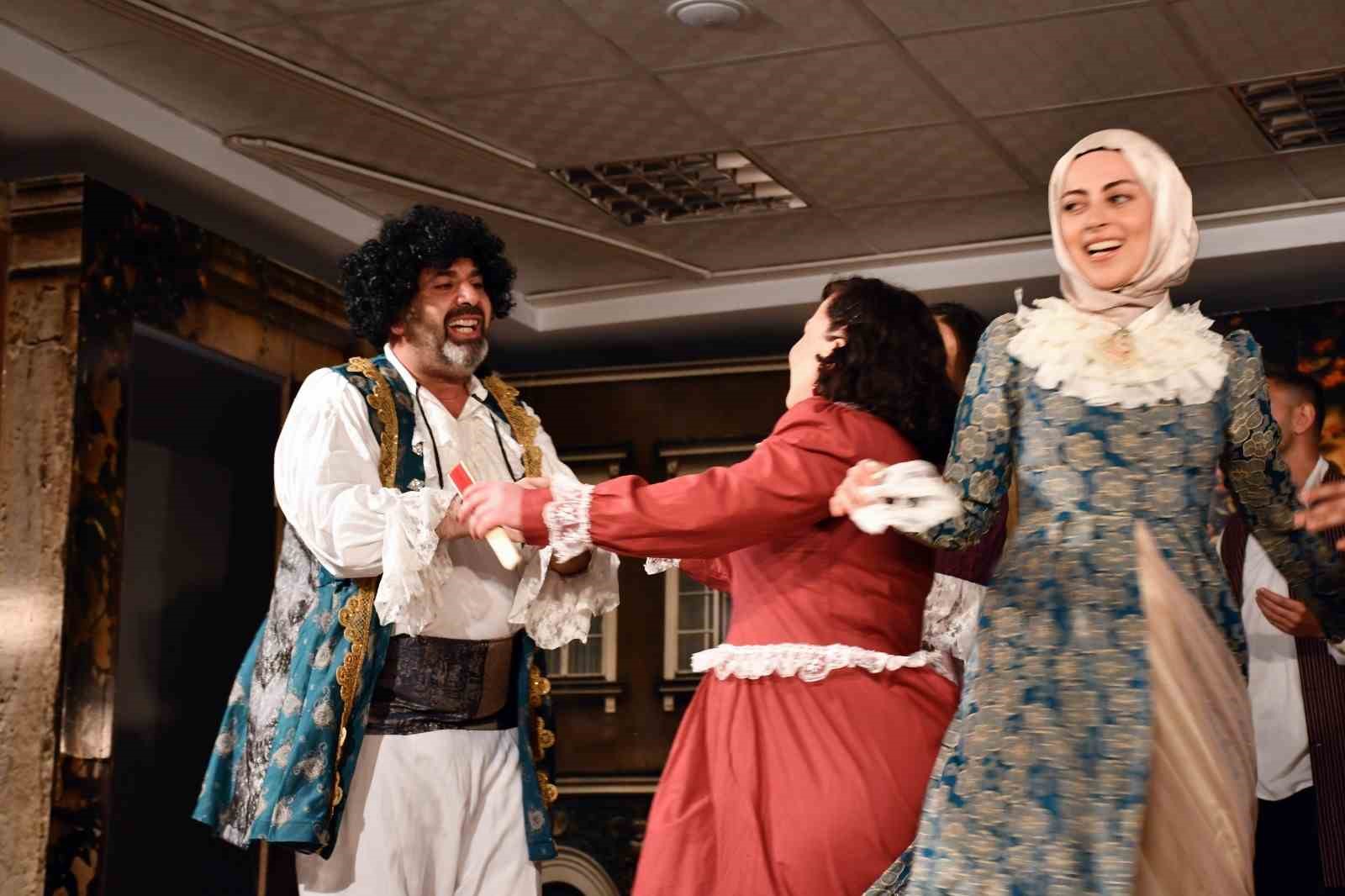 Patnos'ta tiyatro gecesi ayakta alkışlandı