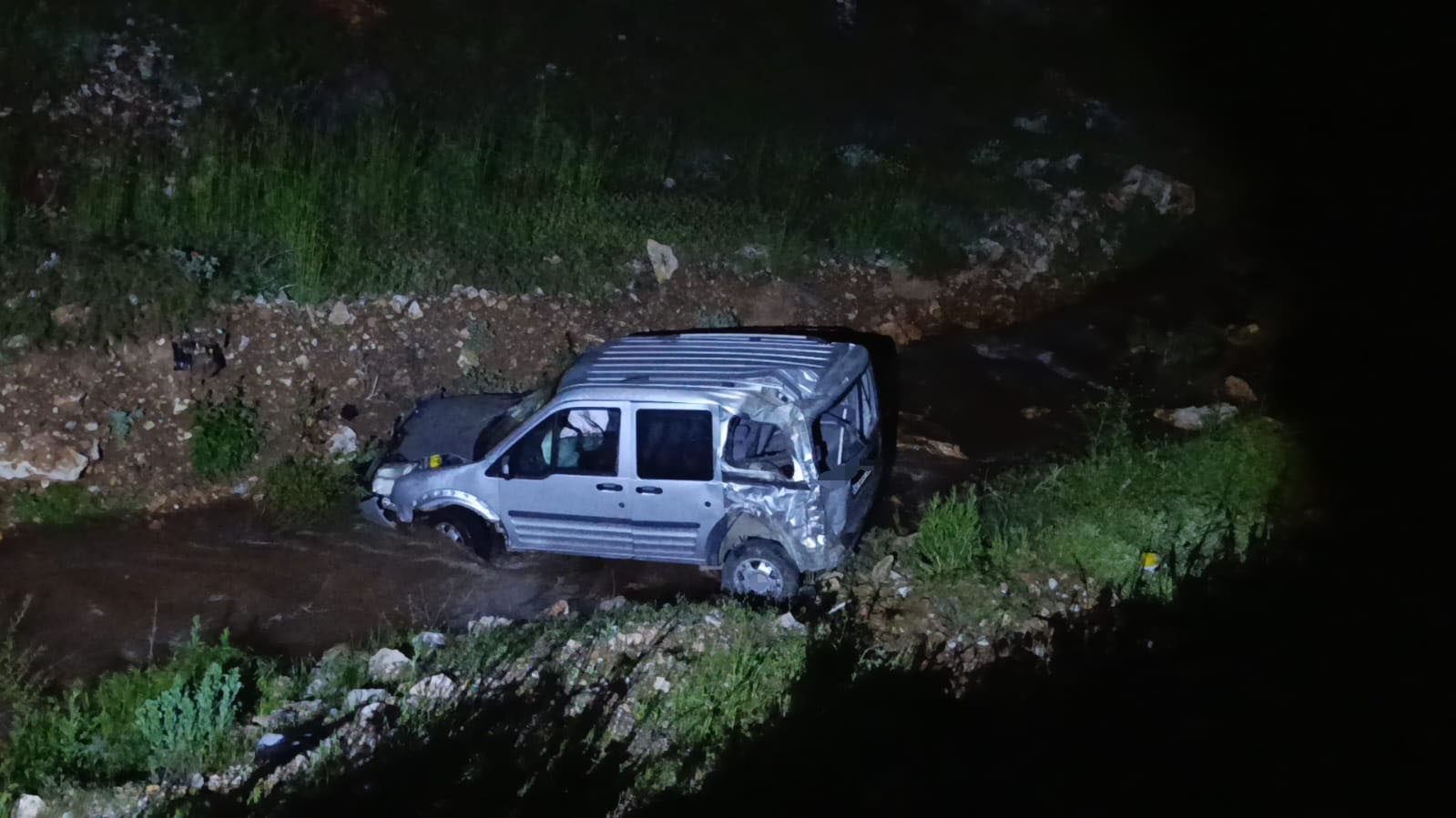 Malatya'da hafif ticari araç dereye uçtu: 1 yaralı