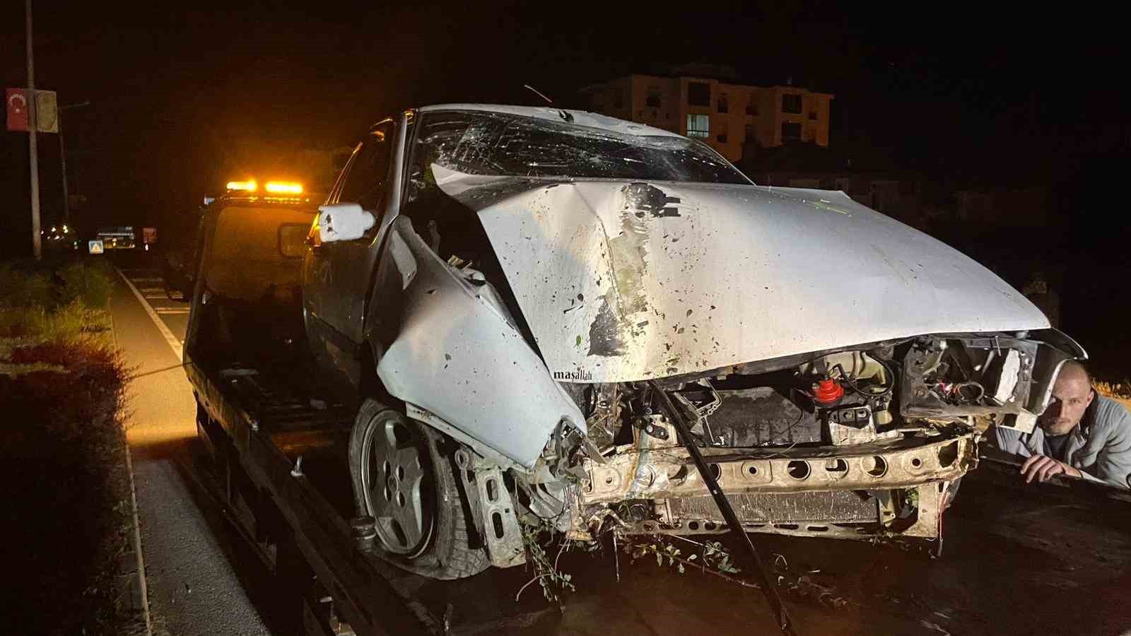 Karaman'da otomobil aydınlatma direğini devirdi: 1 yaralı