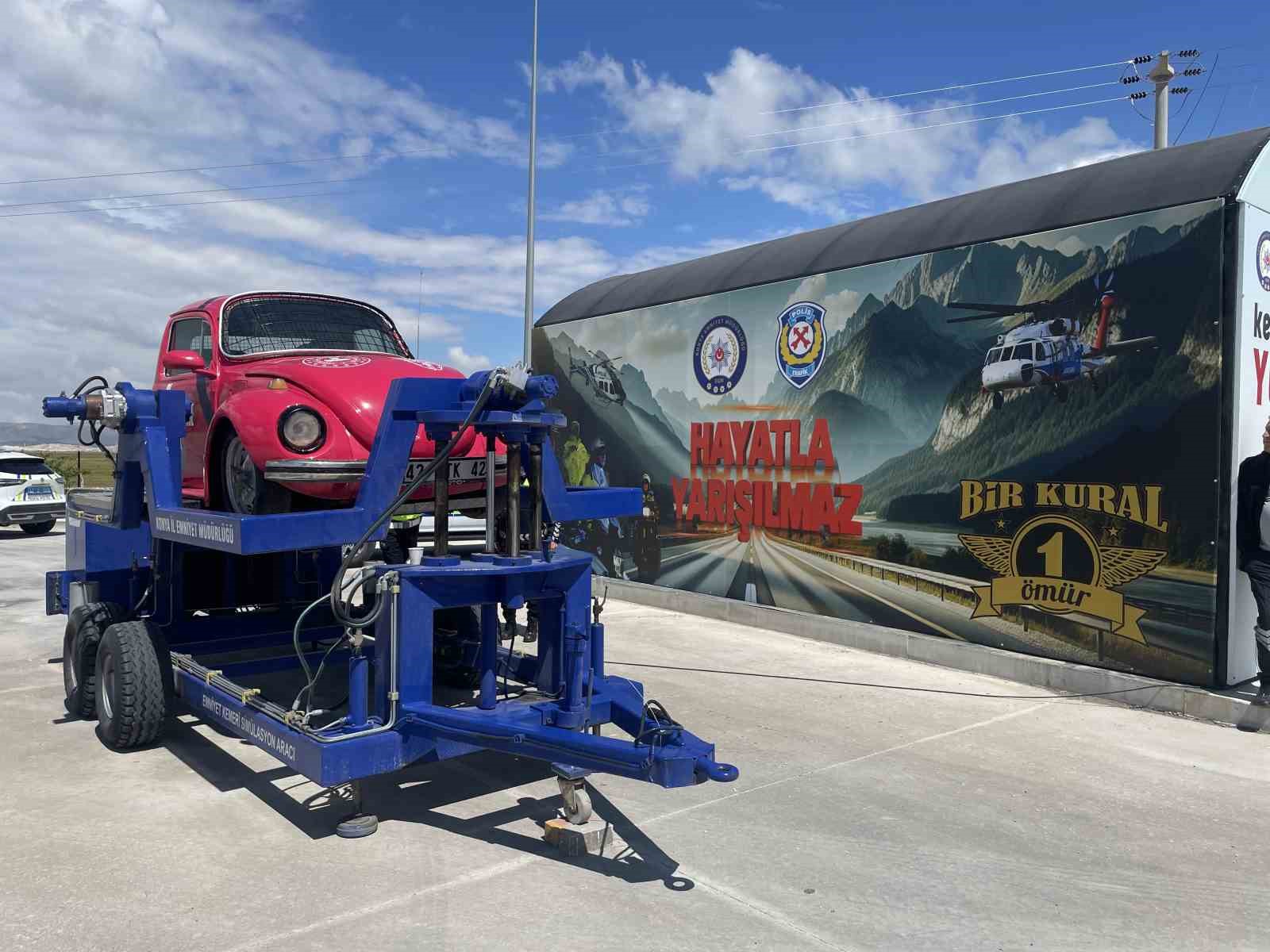 Bayram tatili için yoldaki sürücülere dikkat çeken 'yaşam tüneli' uygulaması