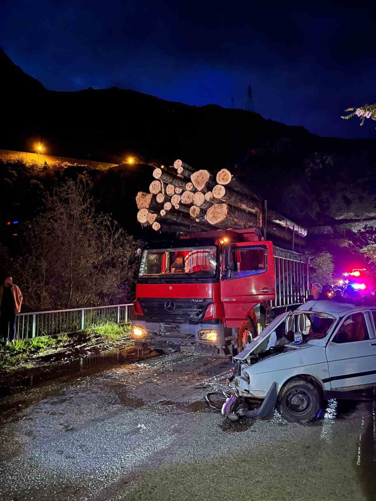 Gümüşhane'de köprü girişinde iki araç kafa kafaya çarpıştı: 2'si ağır 3 yaralı