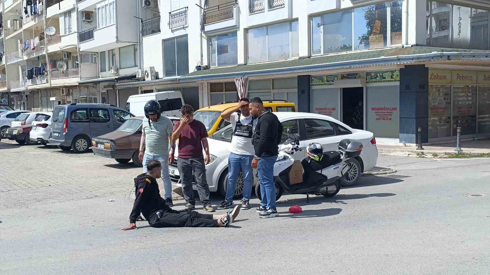 Bisikletli çocuğa çarpmamak için motosikletini devirerek kendini tehlikeye attı