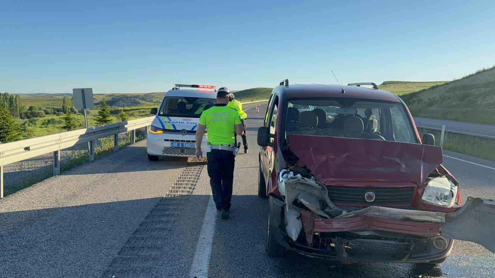 Yozgat'ta iki otomobil çarpıştı 8 kişi yaralandı
