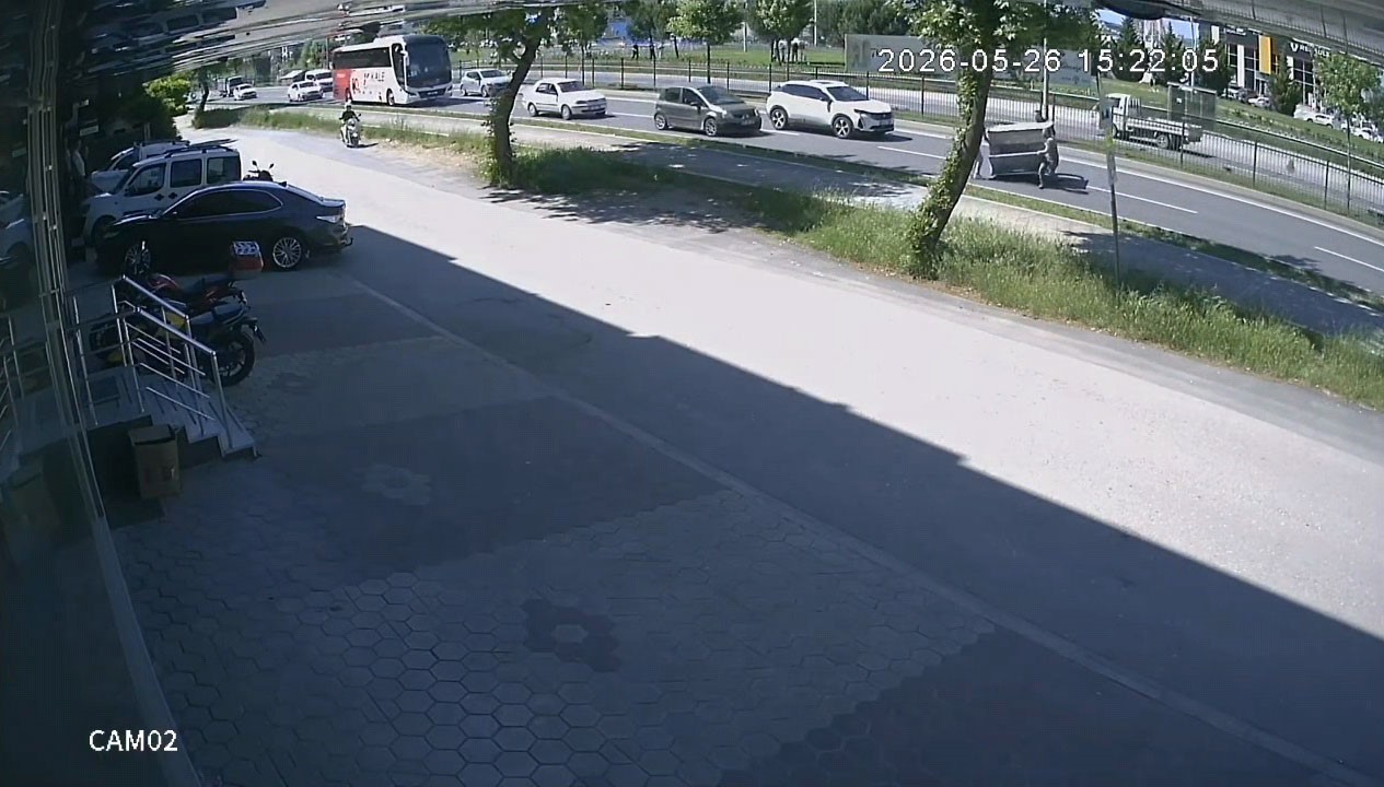 Kamyonetten düşen demir kafes faciaya davetiye çıkardı