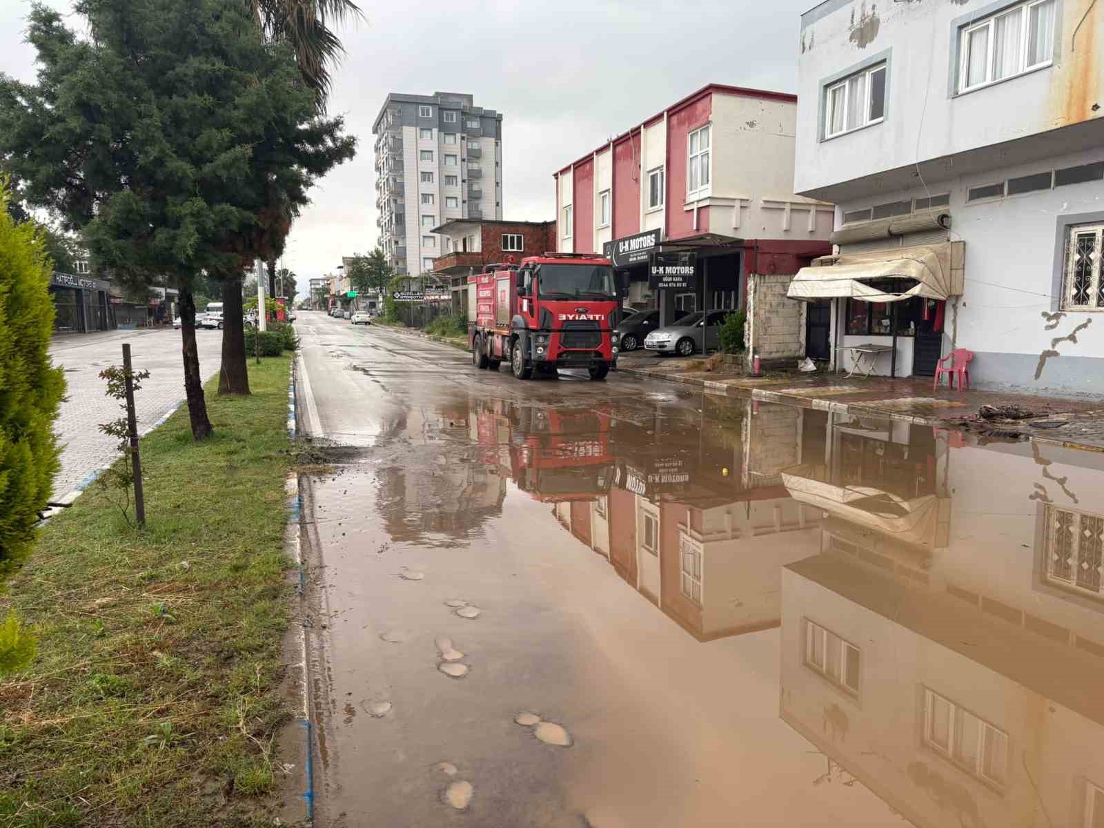 Osmaniye'de şiddetli yağış etkili oldu yollar kapandı