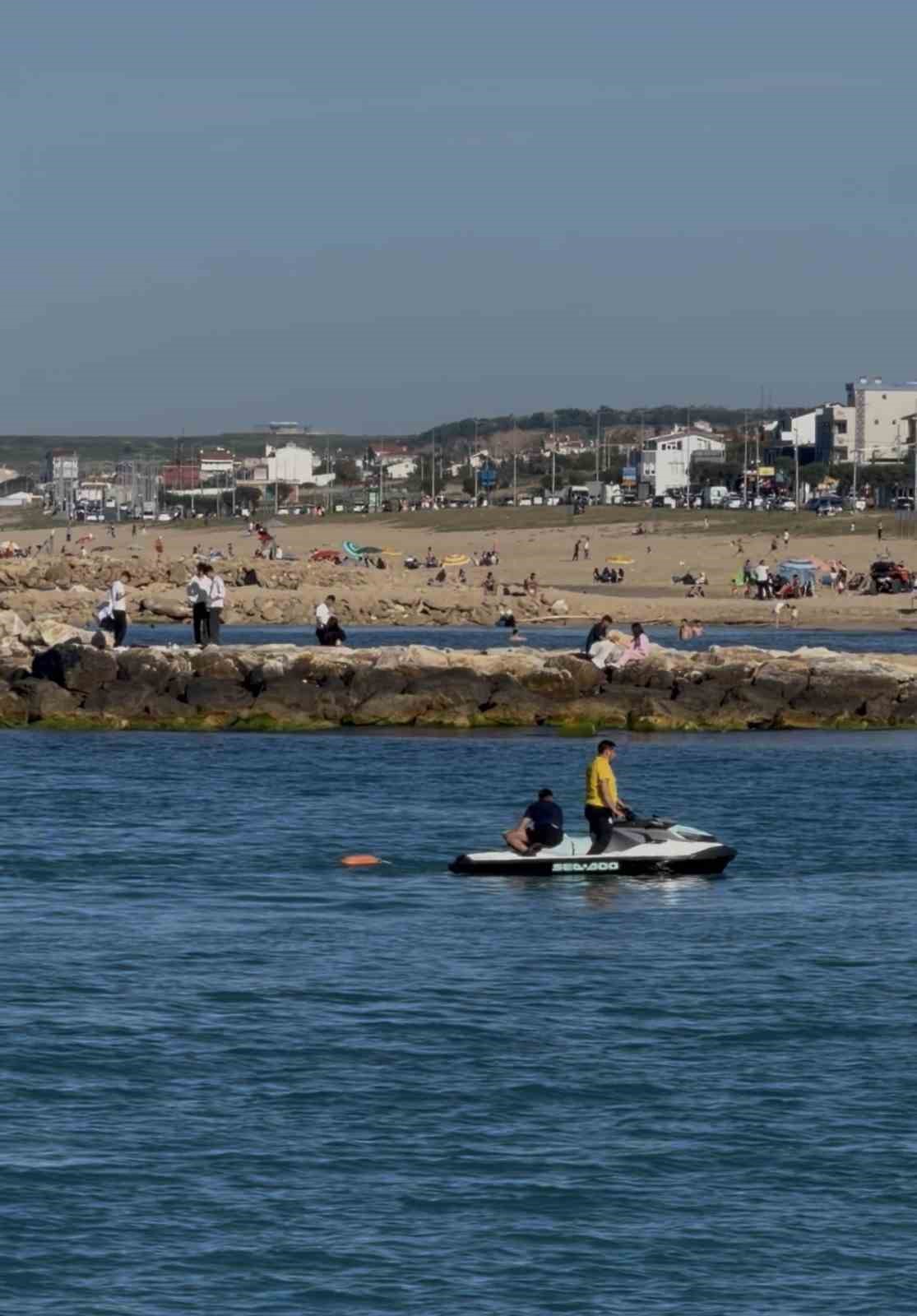 Karaburun Sahili'nde boğulma tehlikesi geçiren kişi son anda kurtarıldı