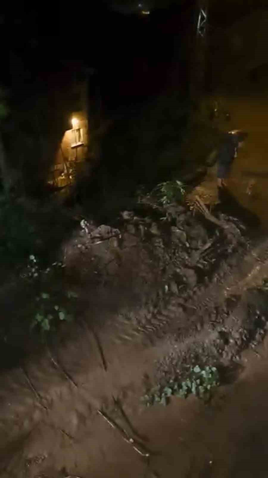 Ardeşen'de heyelan: Köy yolu ulaşıma kapandı