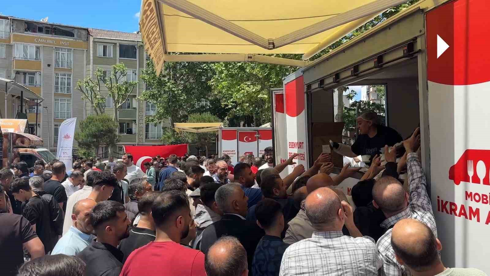 Esenyurt'ta Fetih yıl dönümünde camilerde aşure ikramı