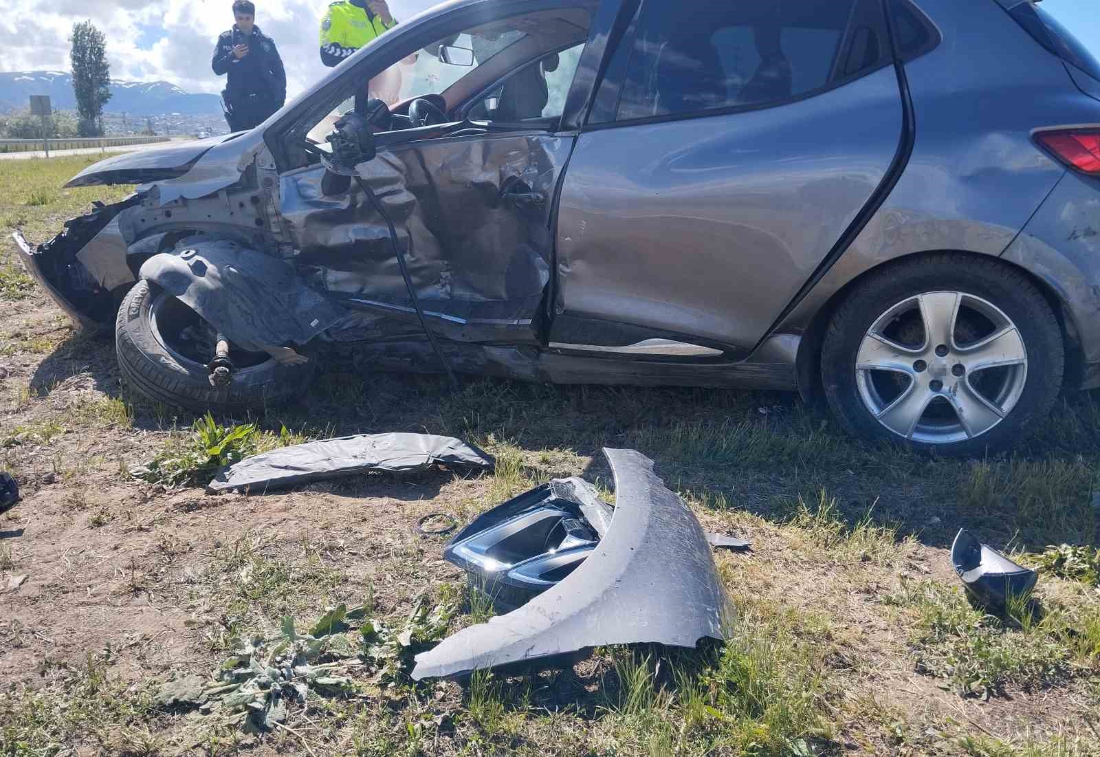 Sivas'ta iki otomobilin çarpıştığı kazada 4 kişi yaralandı