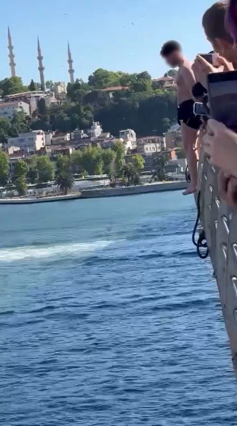 Haliç Köprüsü'nde gençlerin tehlikeli atlayışı kamerada
