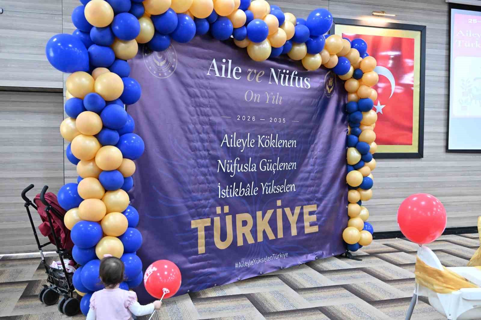 Manisa'da üç kuşak aynı sofrada buluştu