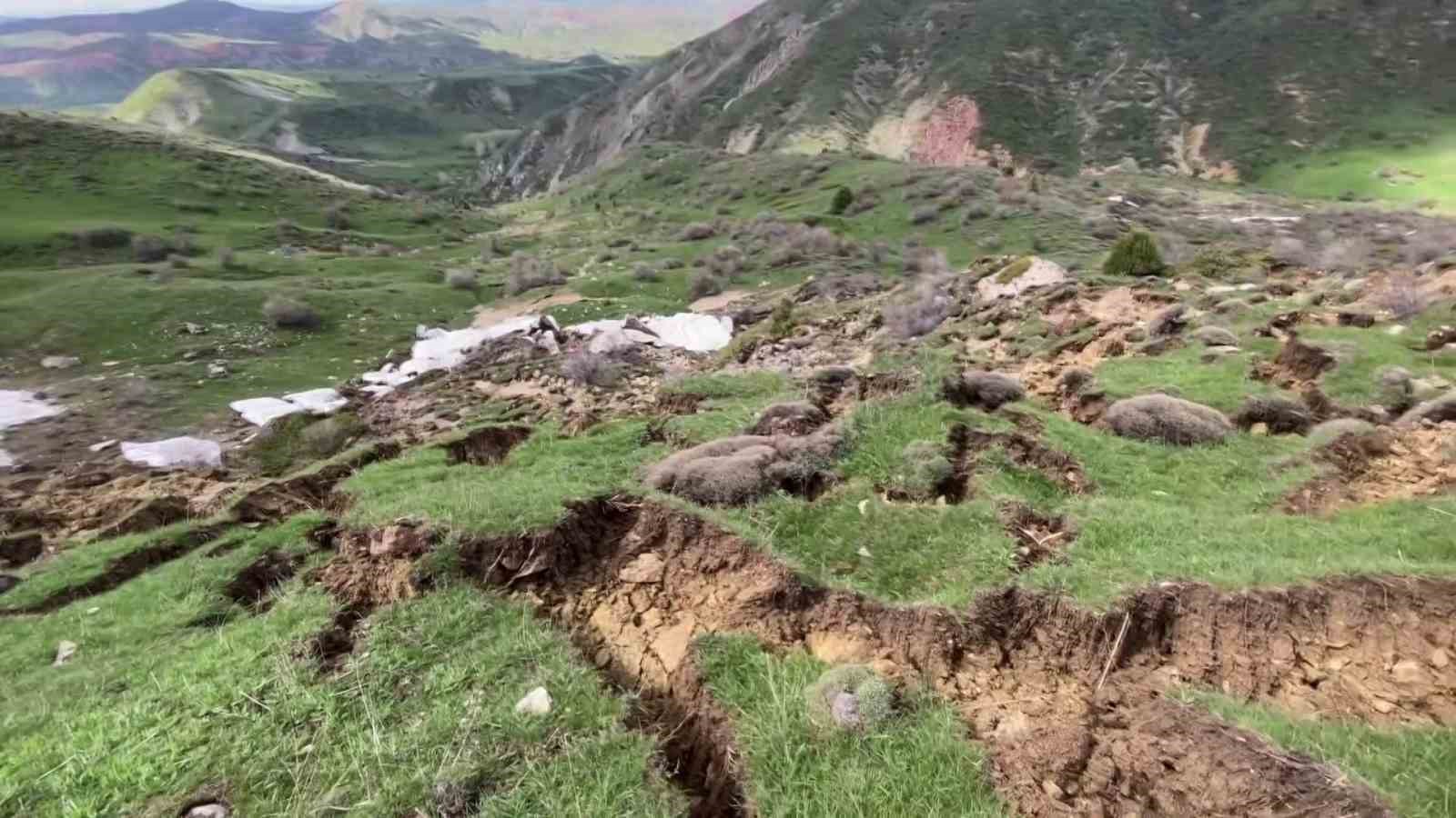 Sivas'ta karların erimesi ve aralıksız süren yağış heyelana neden oldu