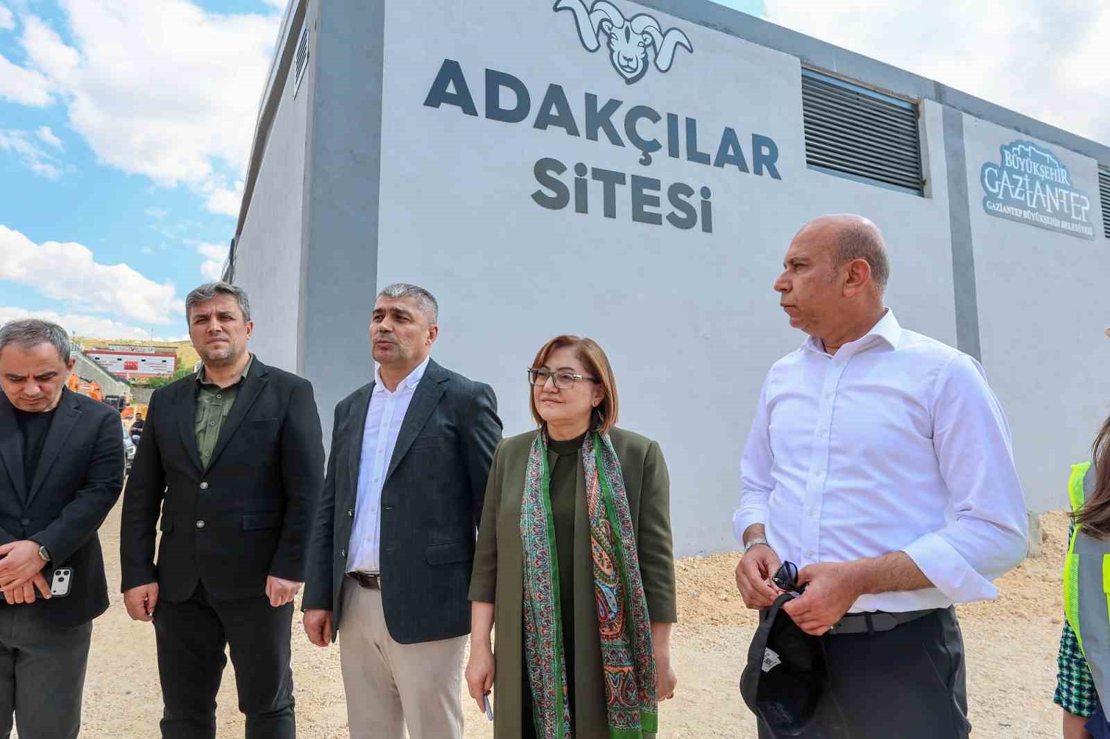 Başkan Şahin, Gazi Konut tarafından yapılan yeni Adakçılar Sitesi'ni inceledi