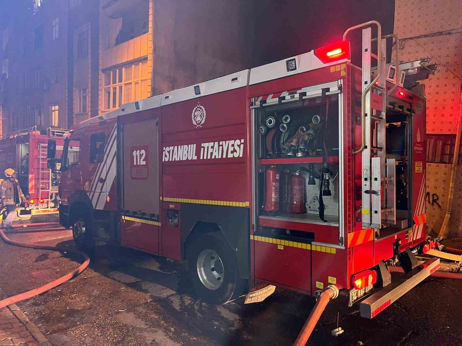 Esenler'de depoda çıkan yangın, 3 binanın dış cephesine ve çatısına sıçradı