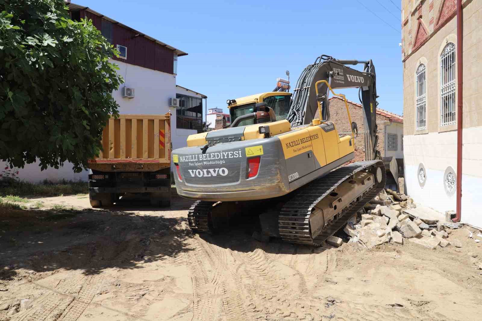 Nazilli'de yol yenileme çalışmaları sürüyor