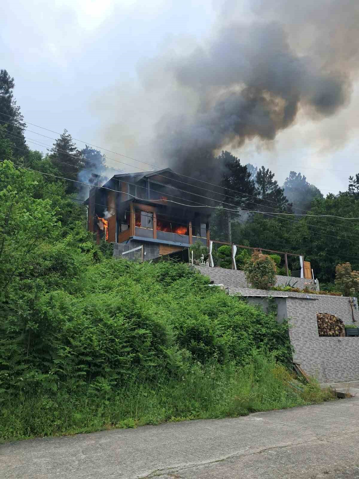 Yangın çıkan villada alevlerin arasında kalan yaşlı kadını ekipler kurtardı
