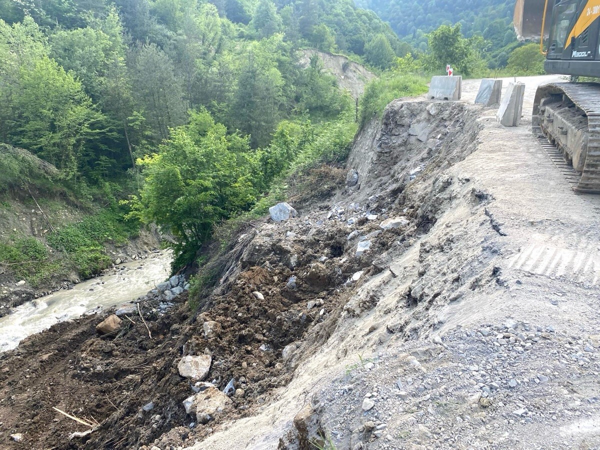 Düzce'de aşırı yağışlar heyelana neden oluyor