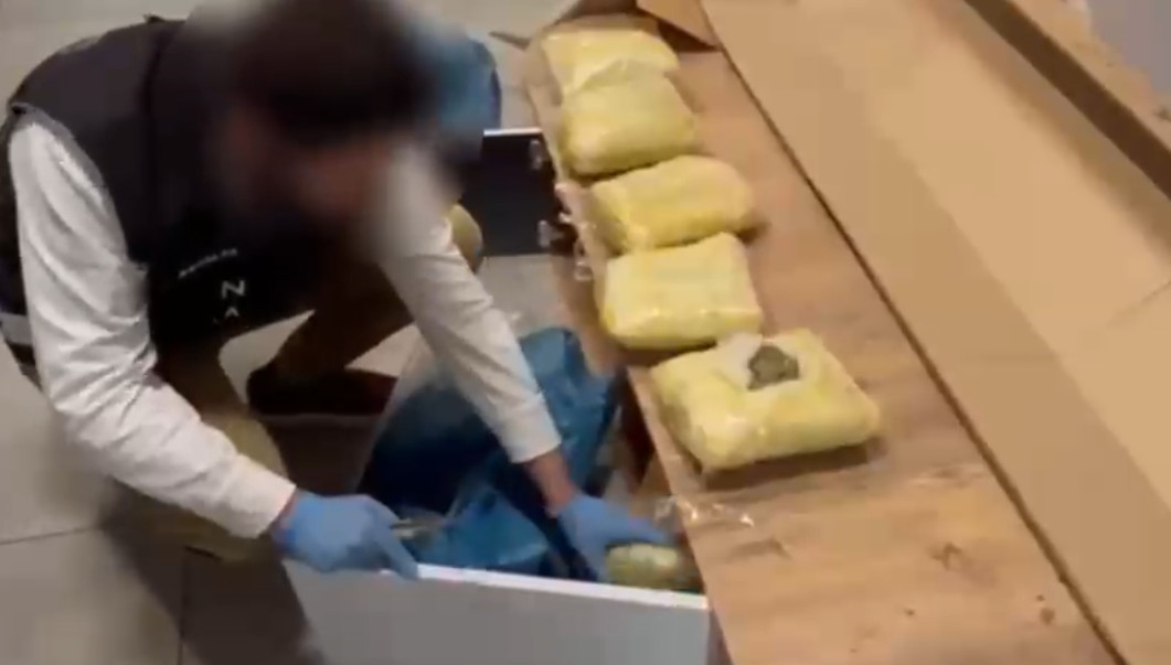 TV ünitesinde uyuşturucu gizleyip, kargoyla uyuşturucu sevkiyatına polis engeli